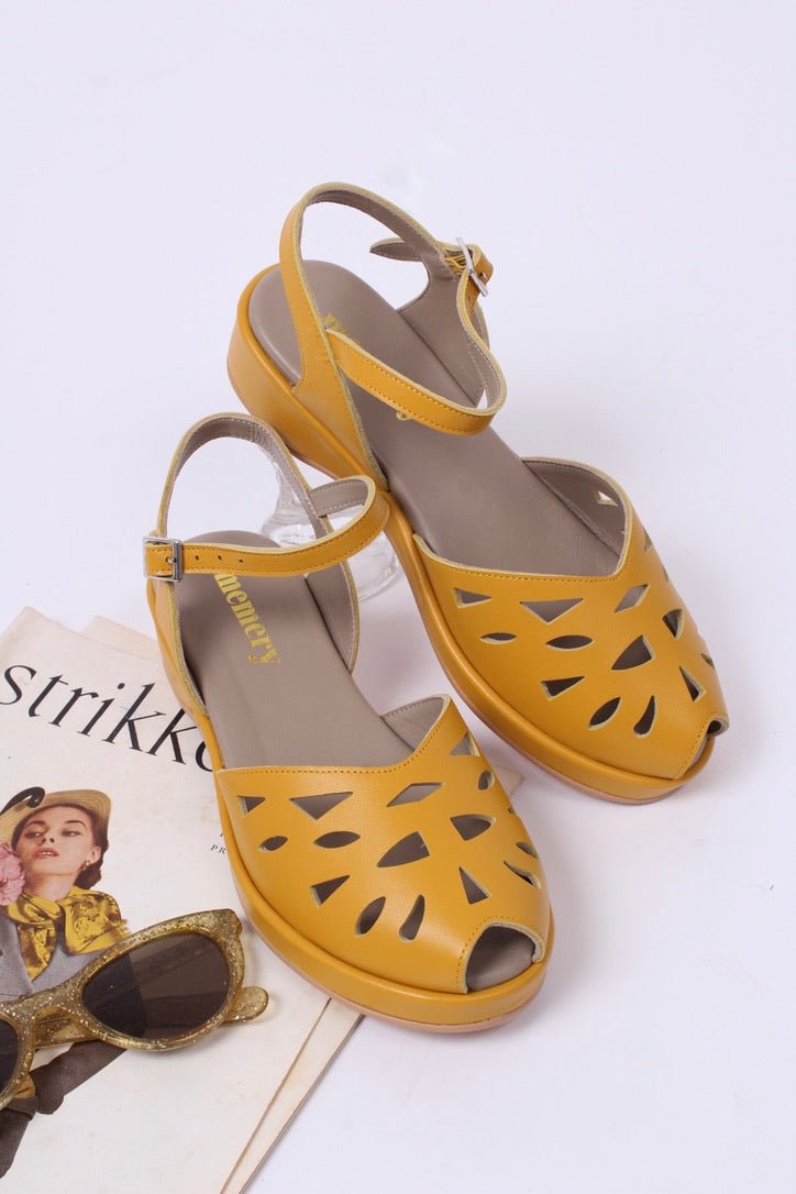 靴 YELLO TANK DEFORMED WEDGE SANDALS L 1940s / 1950s summer wedge sandals - Mustard Yellow - Sidse – memery