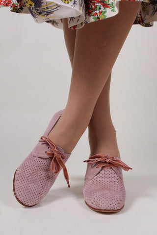 1940s pumps in suede with velvet laces - Powder Rose - Esther - memery