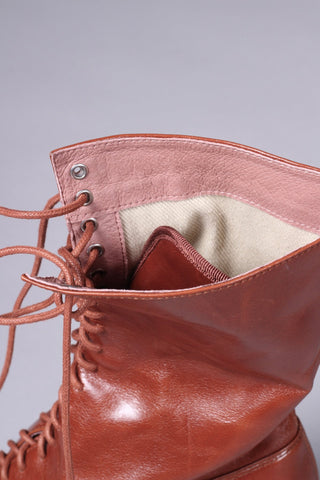 Feminine soft Edwardian style boot with pompadour heel, 1900 - 1915 - Cognac brown - Rose - memery