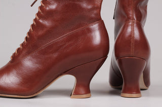 Feminine soft Edwardian style boot with pompadour heel, 1900 - 1915 - Cognac brown - Rose - memery