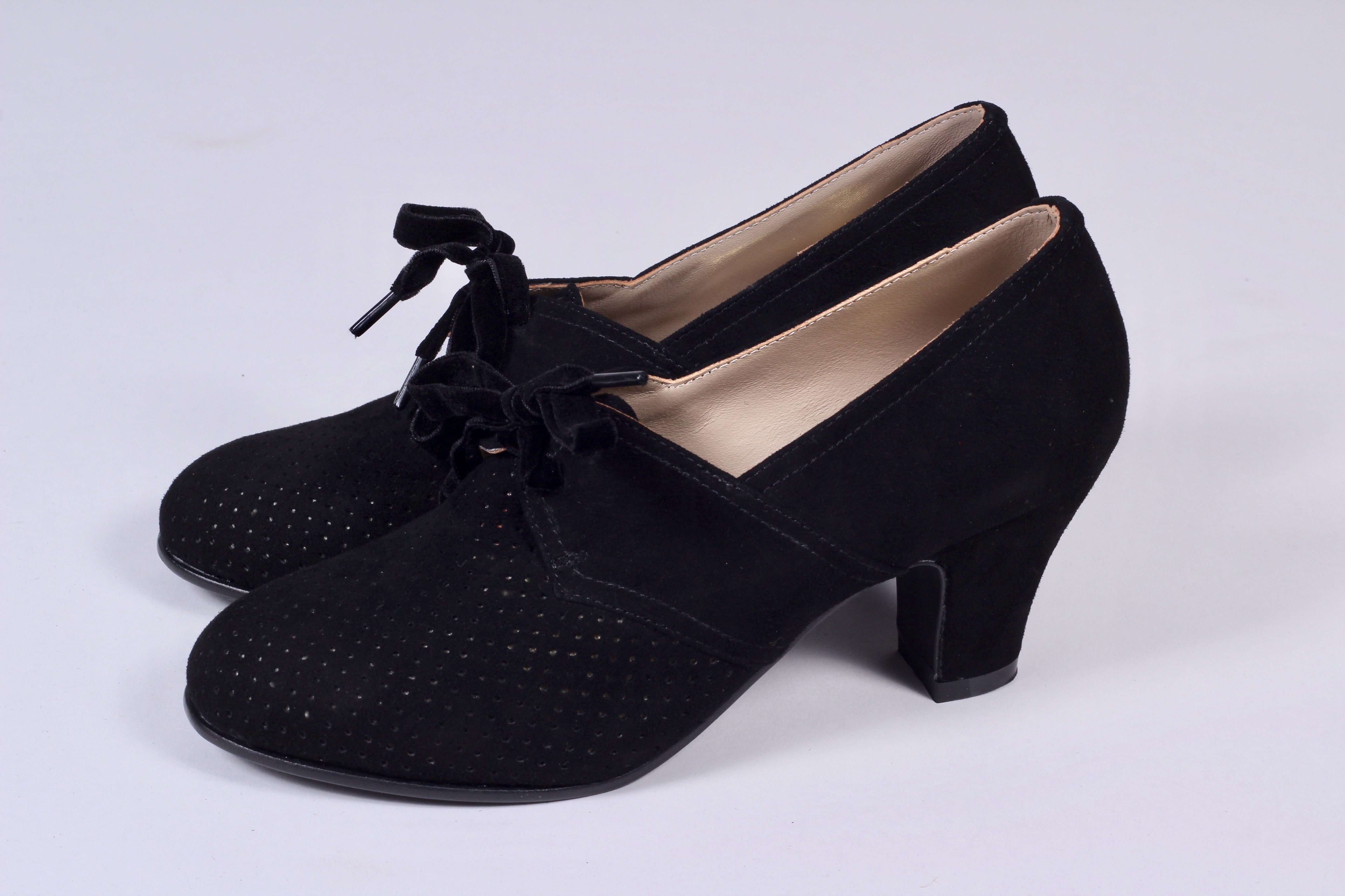vintage style pumps in suede with lace Black - Esther – memery